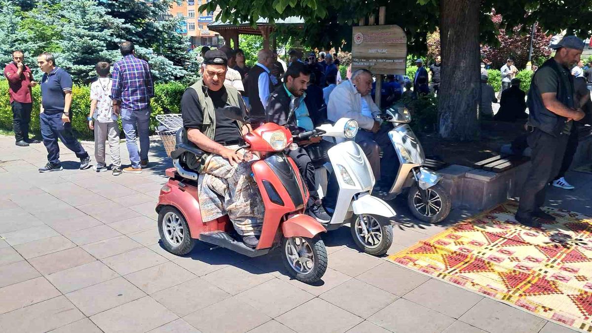 Cami bahçesinde akülü bisikletle saf tuttular
