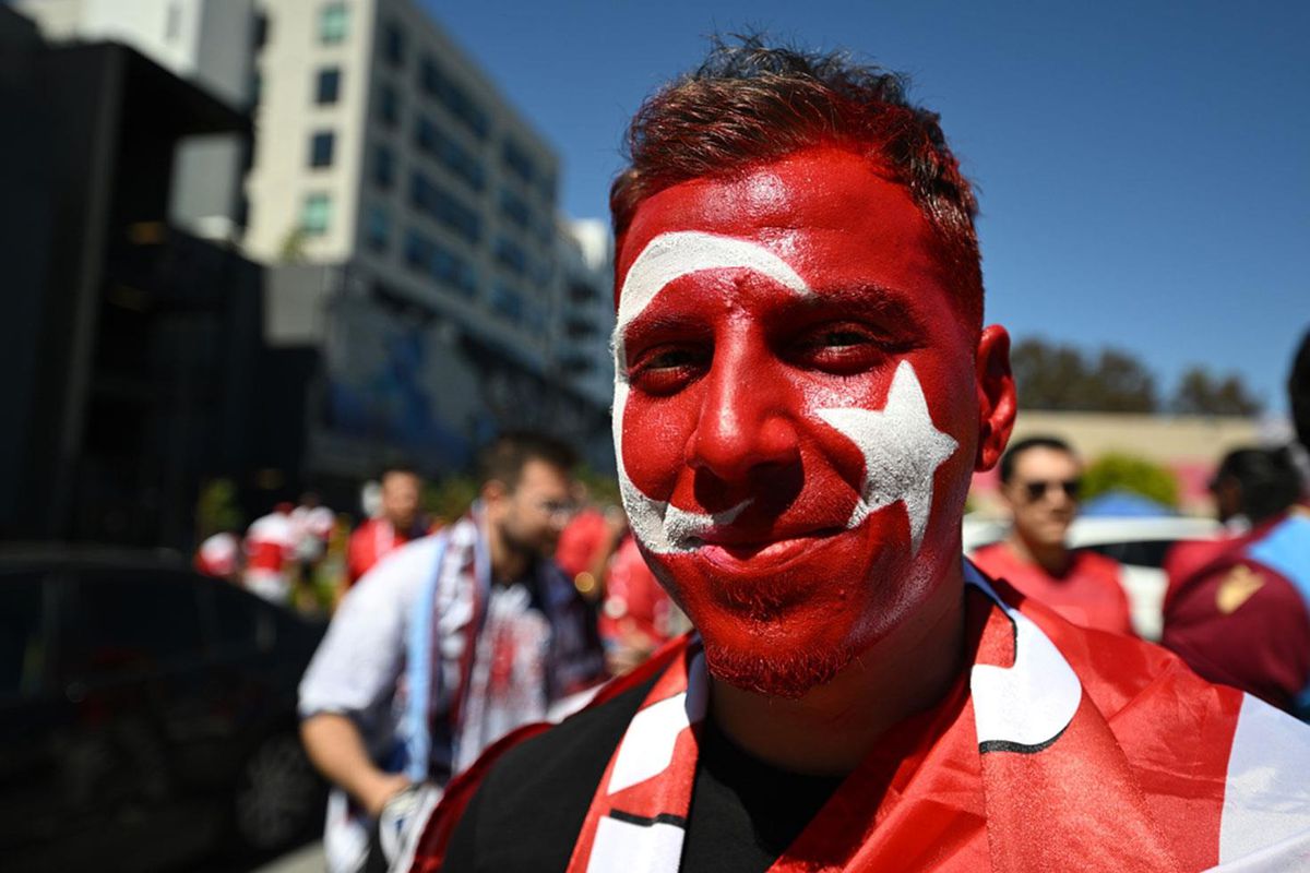 Los Angeles'ta Türk taraftarlar Dünya Kupası maçı öncesi tezahürat yapıyor