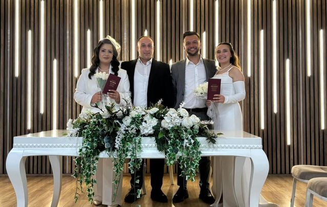 Çocukluk arkadaşları aynı gün evlenip, birbirlerinin nikah şahidi oldu