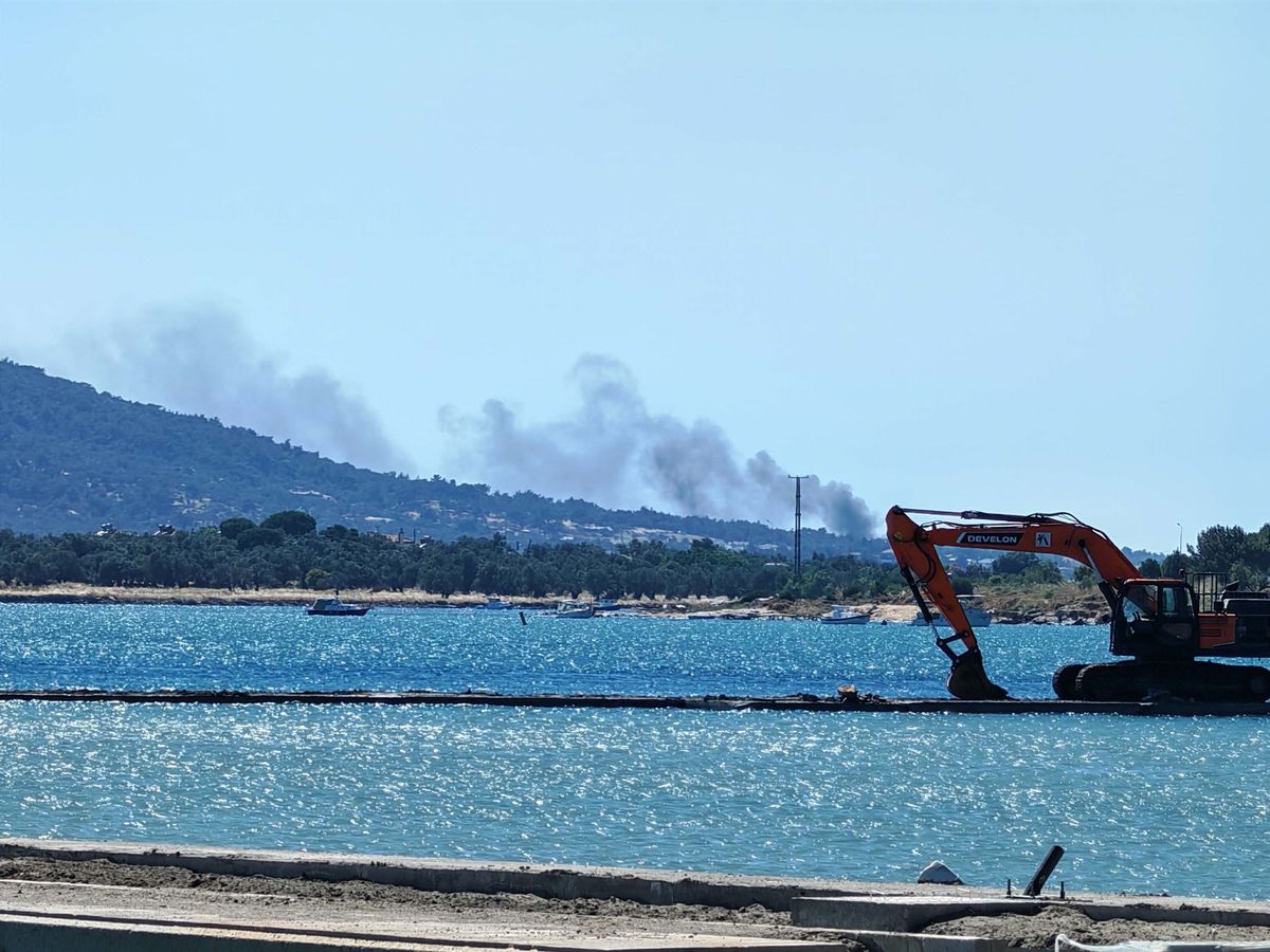 Ayvalık'ta Cunda Adası'nda çıkan yangın kontrol altına alındı