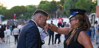 Depremde 72 saat enkazda kalan genç, kendisini kurtaran askerin tavsiyesiyle polis oldu