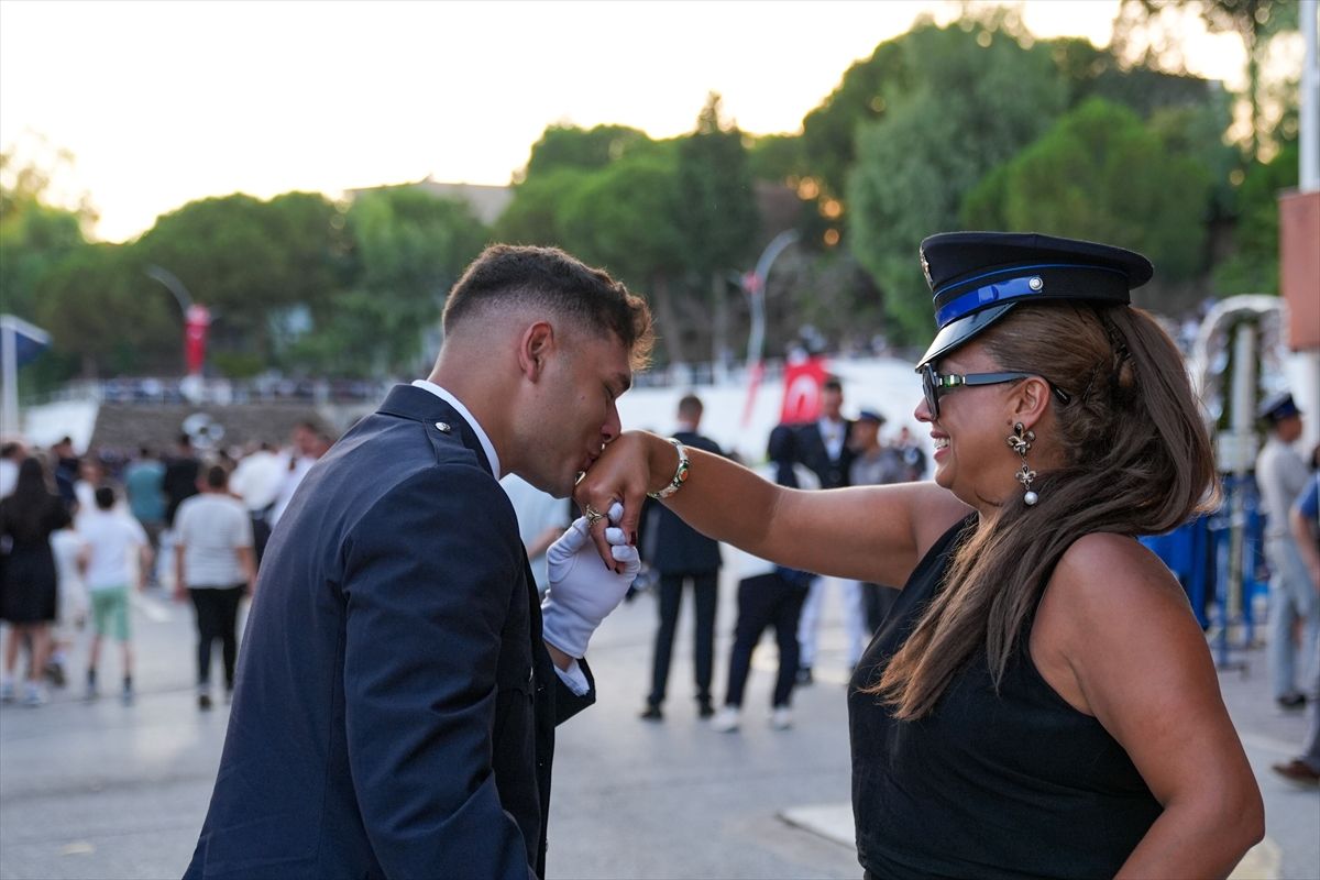 Depremde 72 saat enkazda kalan genç, kendisini kurtaran askerin tavsiyesiyle polis oldu
