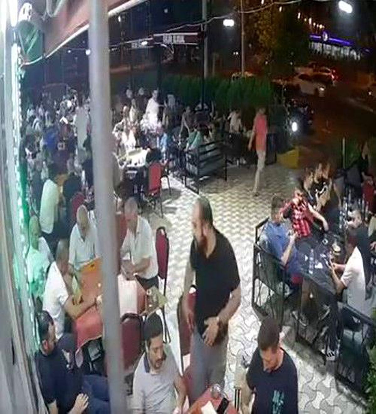 Diyarbakır'da aracın yayaya çarpma anı güvenlik kamerasına yansıdı