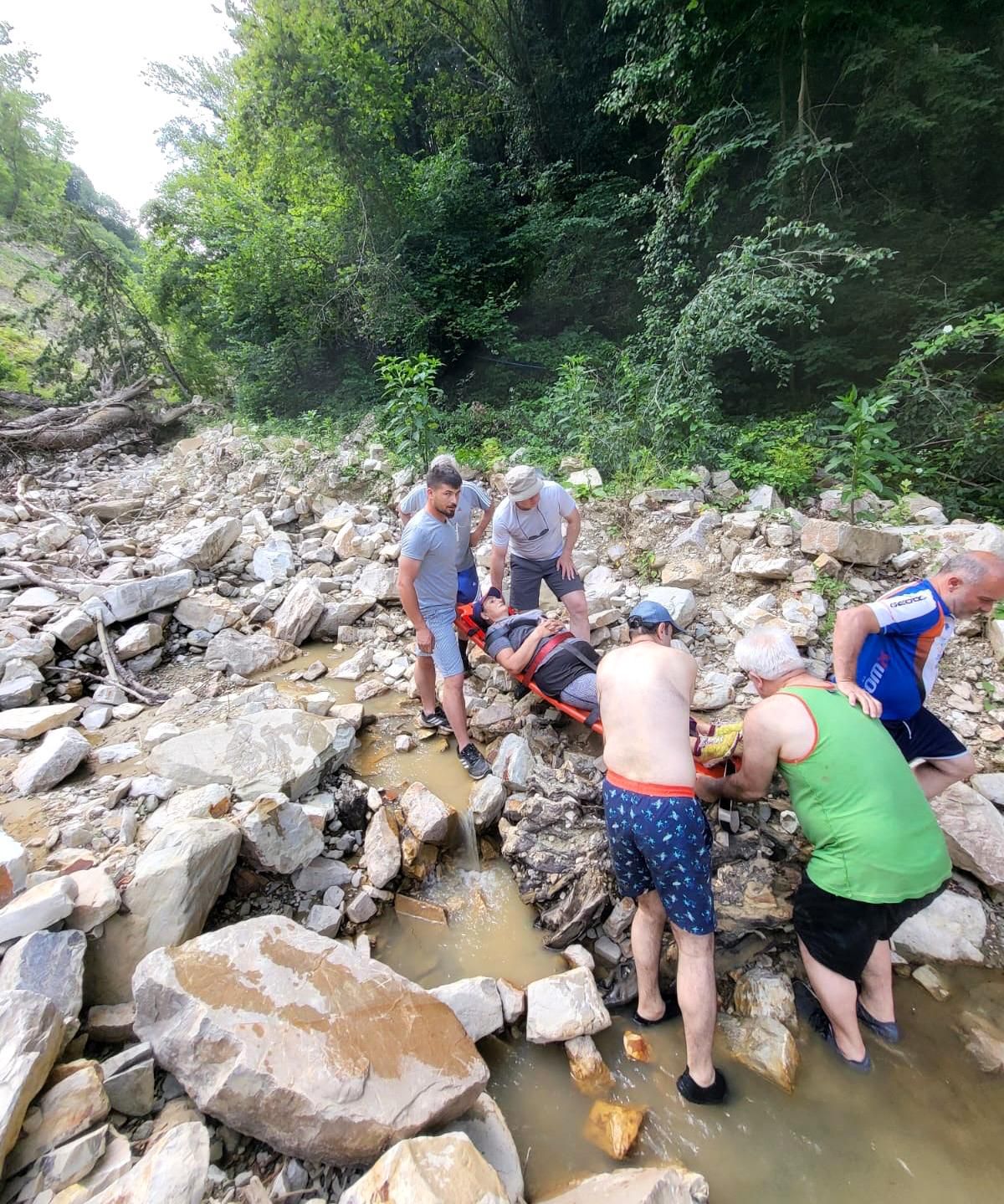 Düzce'de şelalede yürüyüş yaparken yaralanan turist kurtarıldı