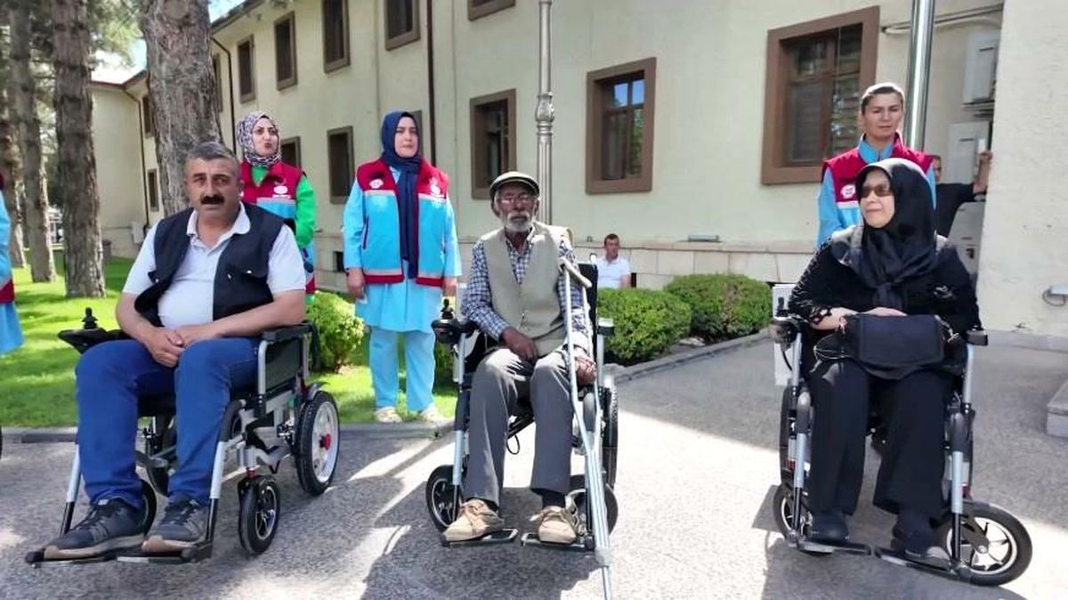 Erzincan'da ihtiyaç sahibi vatandaşlara akülü engelli aracı desteği