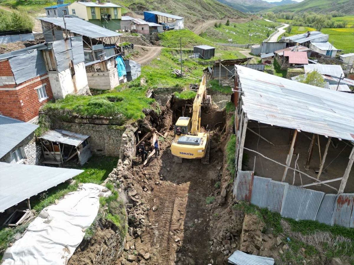 Erzurum'un mahallelerinde metruk yapılar ve yıkıntılar temizleniyor