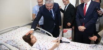 Eskişehir Valisi Yılmaz, hastanede tedavi gören öğrencilere karnelerini verdi