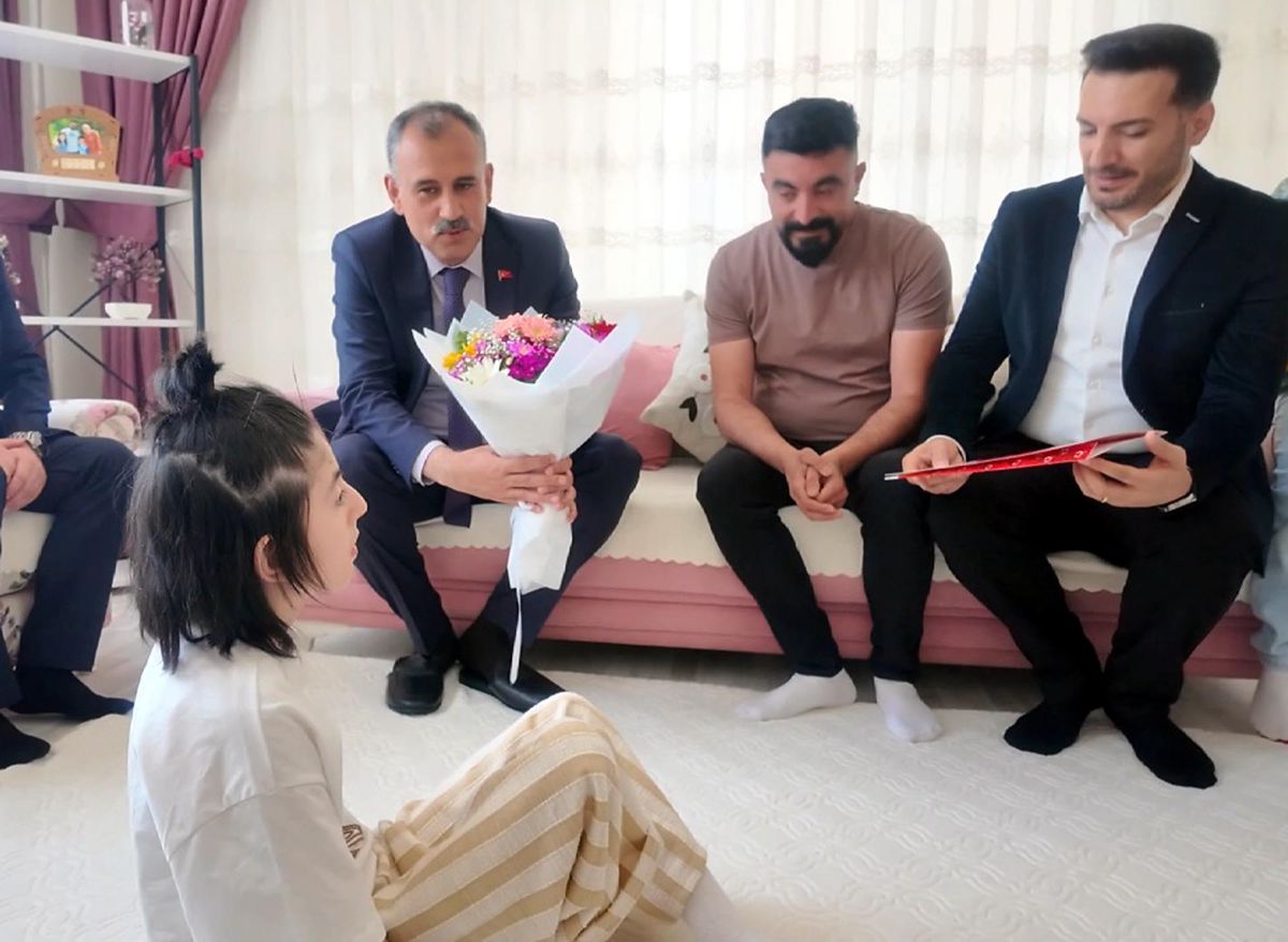 Serebral palsili öğrenciye Vali'den ev ziyaretiyle karne ve takdir belgesi