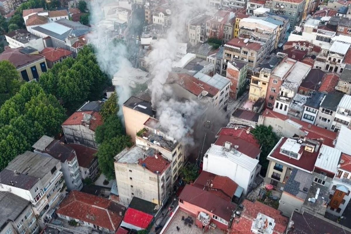 Fatih'te 5 katlı iş hanında yangın: 1 kişi kurtarıldı