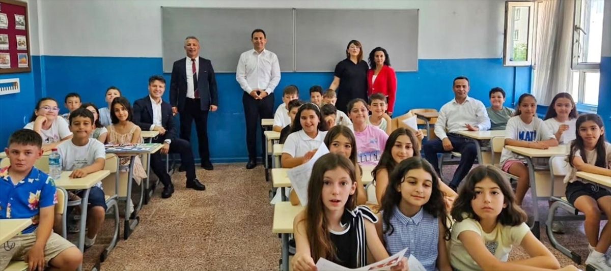 Gelibolu'da 5 bin 206 öğrenci karne heyecanı yaşadı