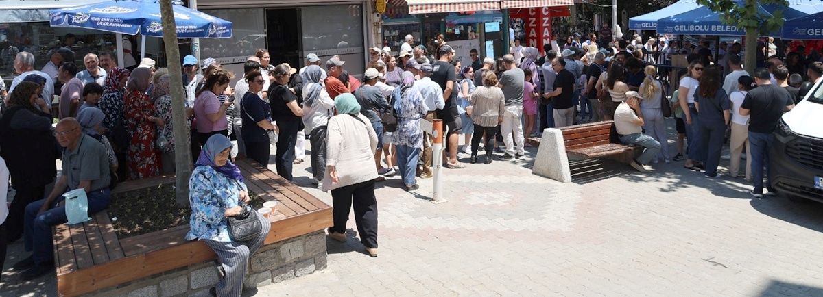 Gelibolu'da Muharrem ayı dolayısıyla aşure ikramı yapıldı