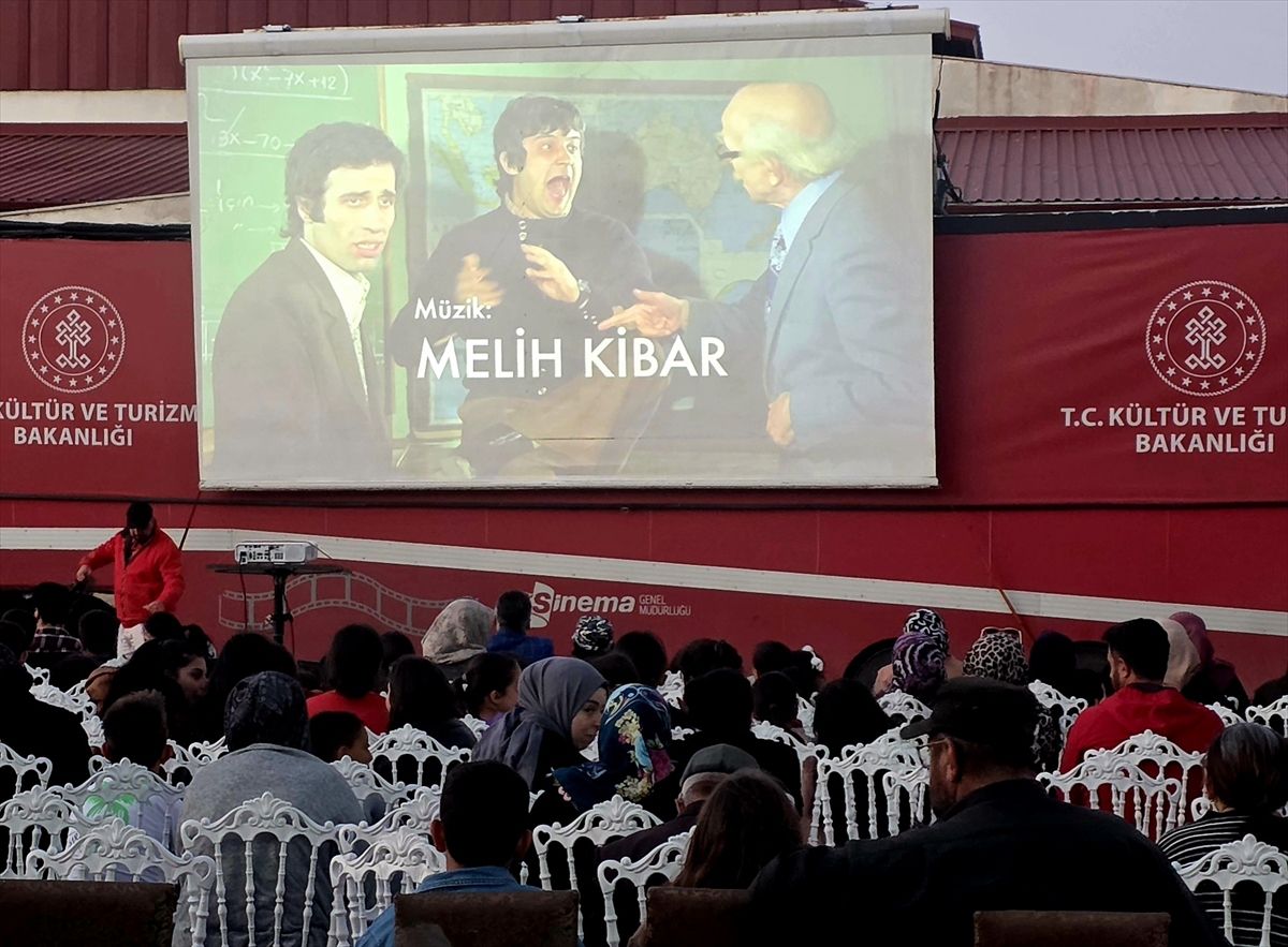 Gezen Sinema Tırı Hafik'te Vatandaşlarla Buluştu