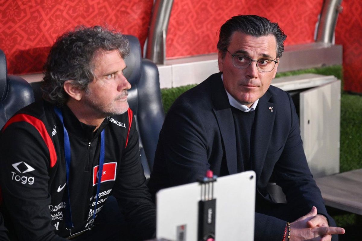 A Milli Futbol Takımı Teknik Direktörü Vincenzo Montella saha kenarında.