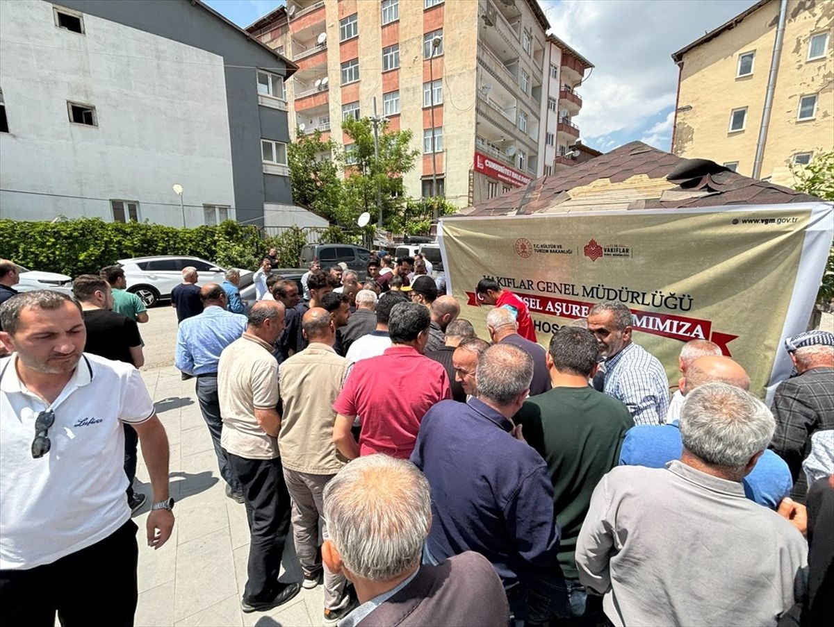 Hakkari'de vatandaşlara aşure ikram edildi