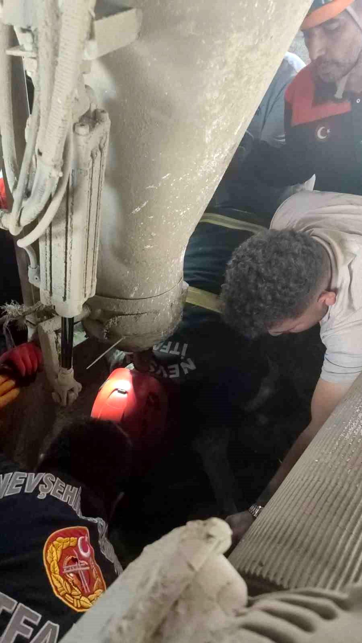 Harç karma makinasına düşen işçi ağır yaralandı