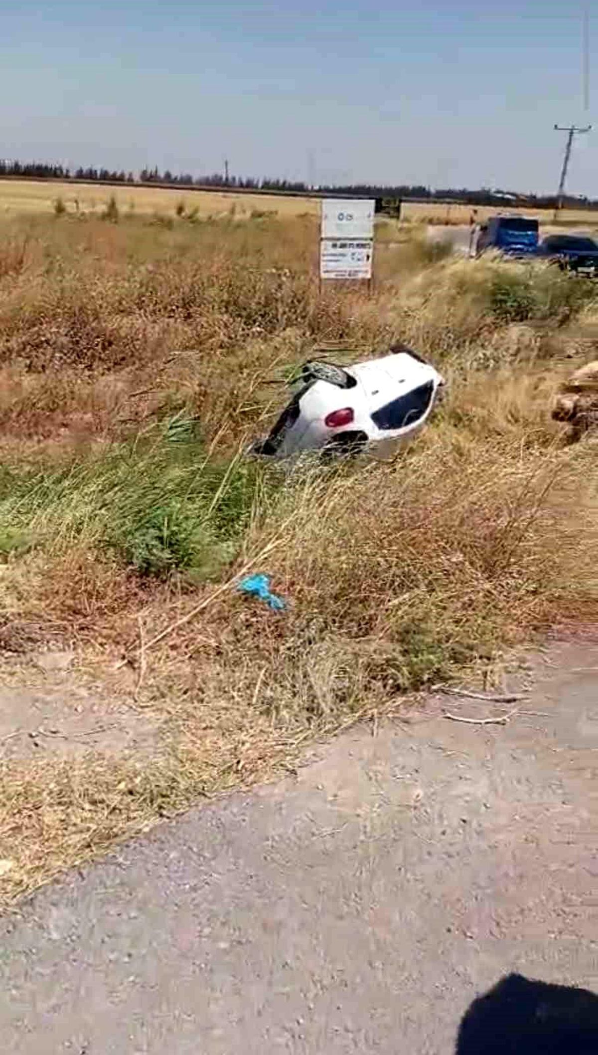 Hatay'ın Reyhanlı ilçesinde meydana gelen trafik kazasında yaralananlar ambulansla hastaneye taşınıyor.