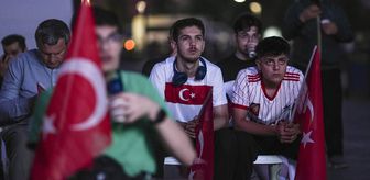 İstanbul'da vatandaşlar alanlara kurulan ekranların karşısında A Milli Futbol Takımı'nı destekledi