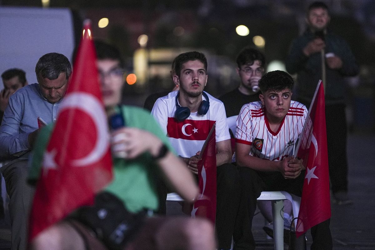İstanbul'da vatandaşlar dev ekranda milli maç izliyor