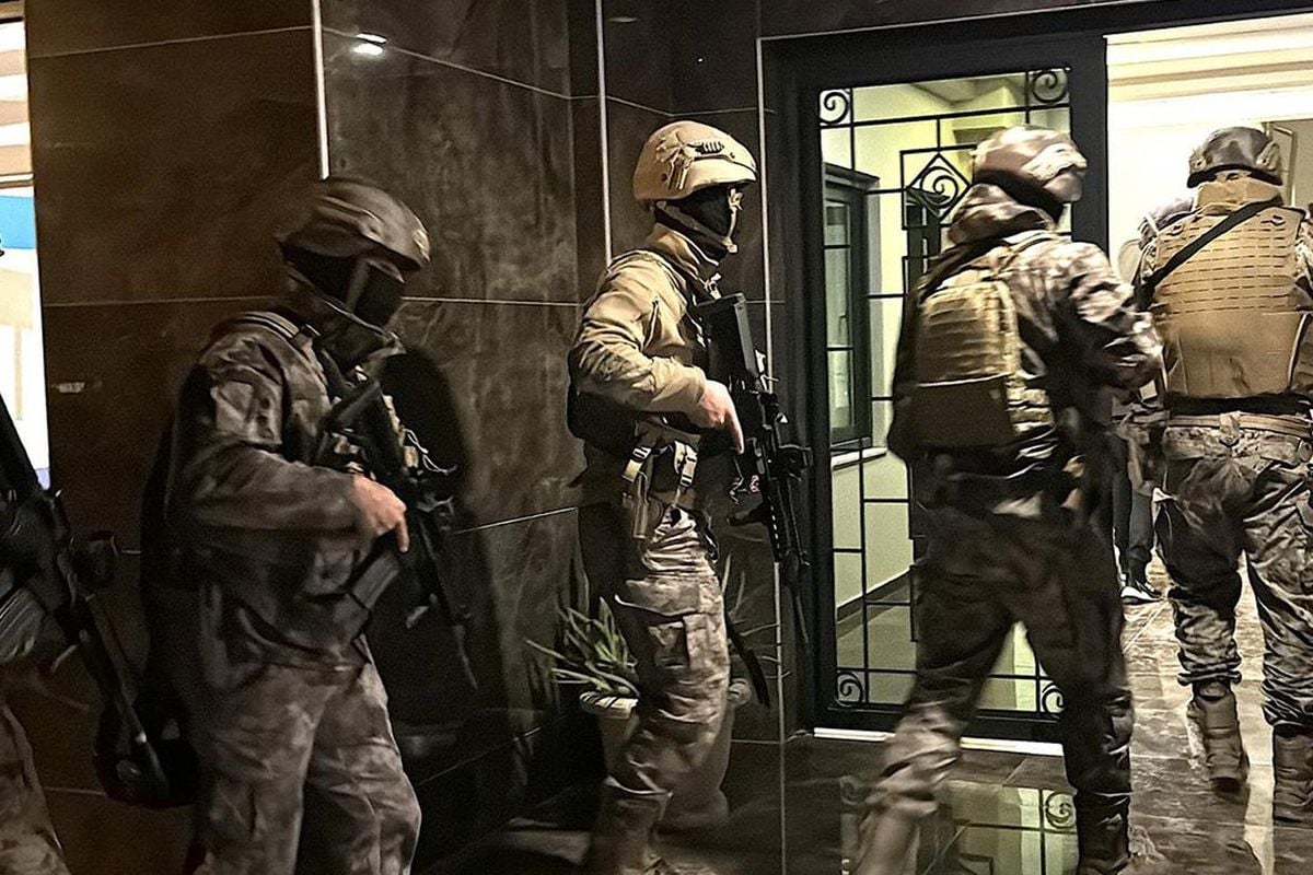 Polis ekiplerinin operasyon düzenlediği adreslerde yapılan arama çalışmaları