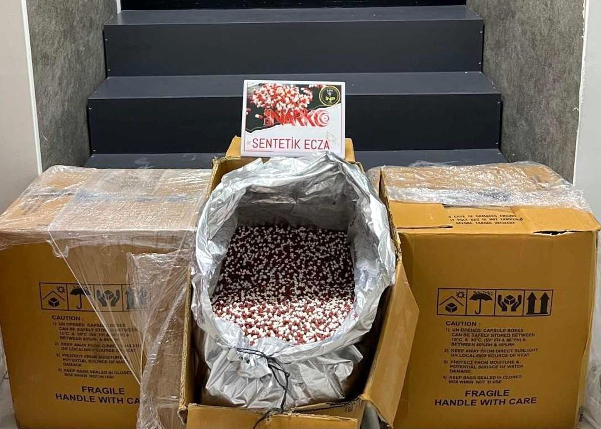 İzmir'de dev uyuşturucu operasyonu: 300 bin hap ele geçirildi