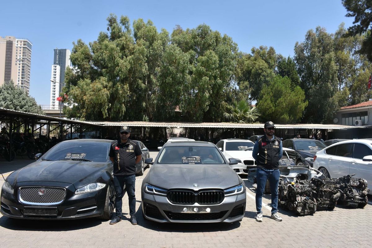 İzmir merkezli operasyon sonrası emniyet birimleri çalışma yürütüyor.