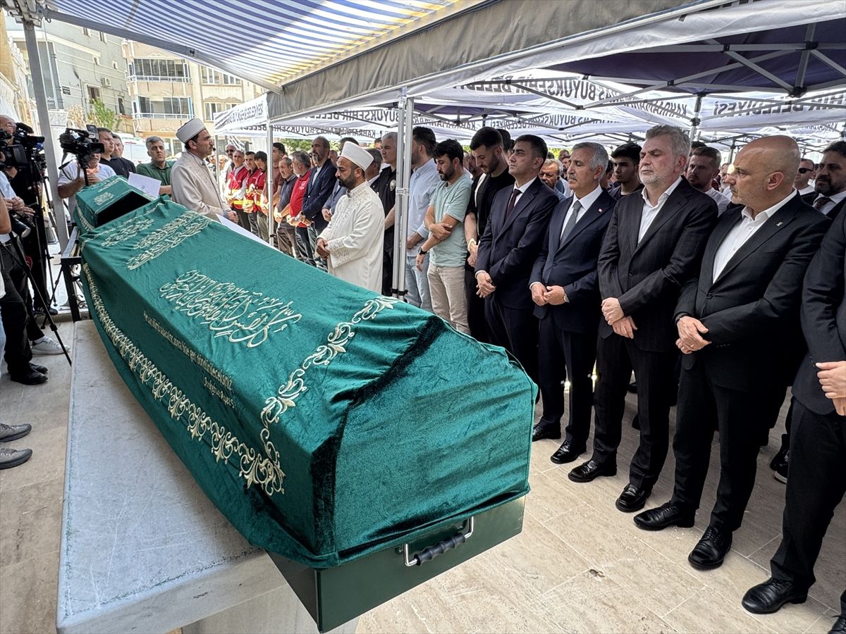 Kahramanmaraş'ta yangında hayatını kaybeden 3 kardeşin cenazeleri defnedildi