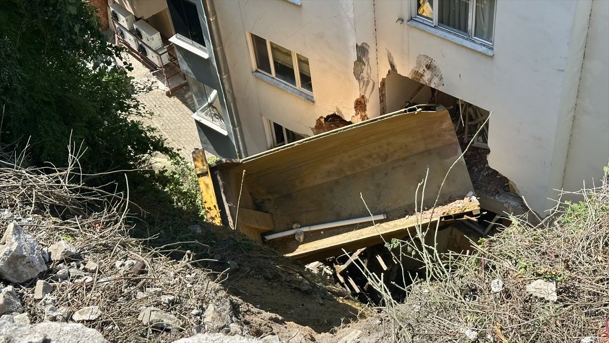 Kamyonun istinat duvarından devrilip bir apartmana çarptığı kazada 2 kişi yaralandı
