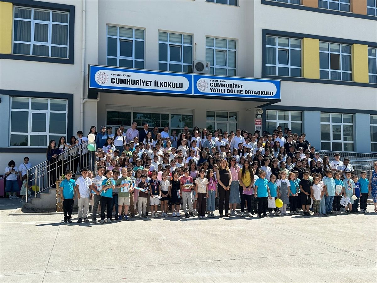 Çorum Kargı'da öğrencilerin karne alırken çekilmiş bir fotoğrafı.