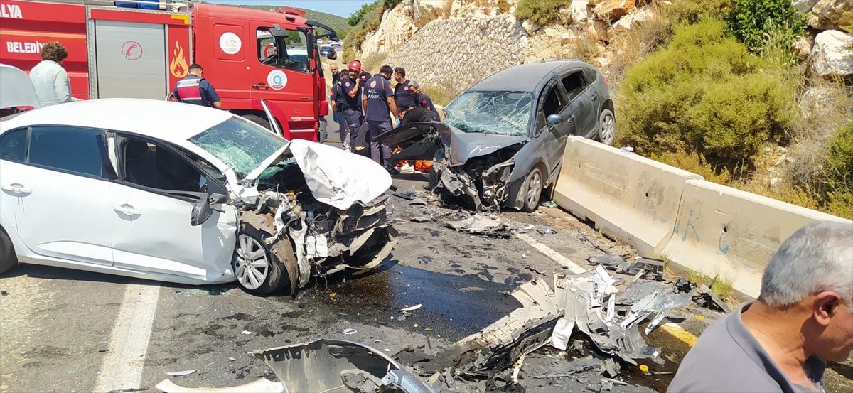 Kaş'ta iki otomobilin çarpıştığı kazada 4 kişi yaralandı