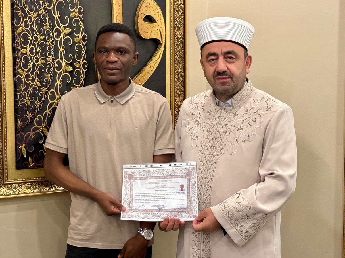 Kayseri'de Müslüman olan Zambiyalı öğrenci Dominic Singoma'nın Musa ismini alırken çekilmiş fotoğrafı.
