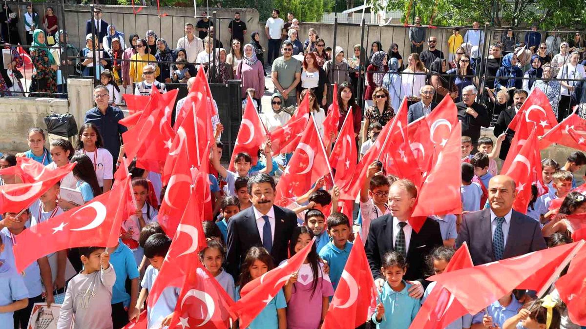 Kırşehir'de 40 bin 376 öğrenci karne heyecanı yaşadı