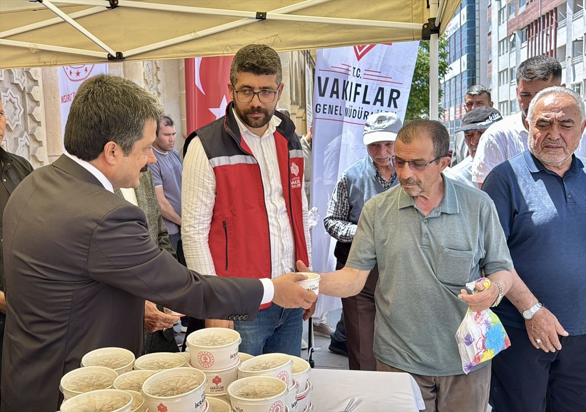 Kırşehir'de vatandaşlara aşure ikram edildi