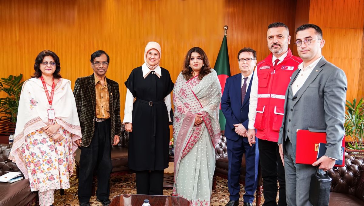 Türk Kızılay Genel Başkanı Fatma Meriç Yılmaz, Bangladeş'teki Arakanlı mülteci kamplarında incelemelerde bulunuyor.
