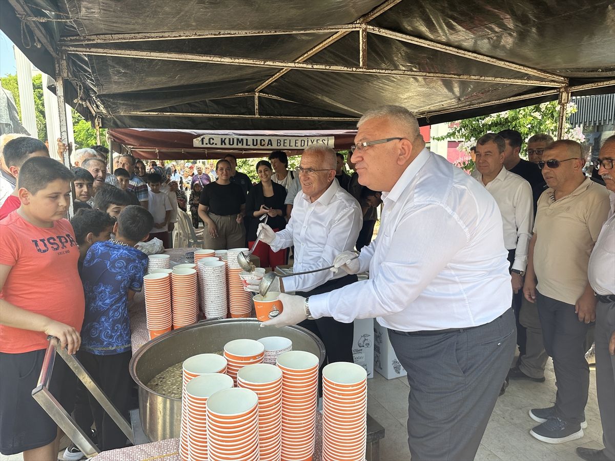 Kumluca Belediyesi vatandaşlara aşure ikramında bulundu
