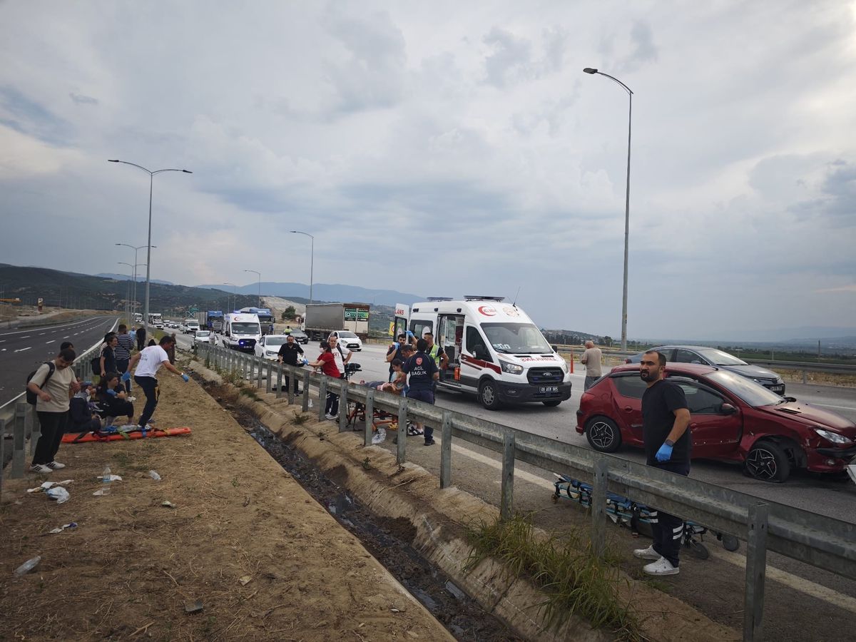 Lastiği patlayan otomobil, yolcu otobüsüne çarptı: 9 yaralı