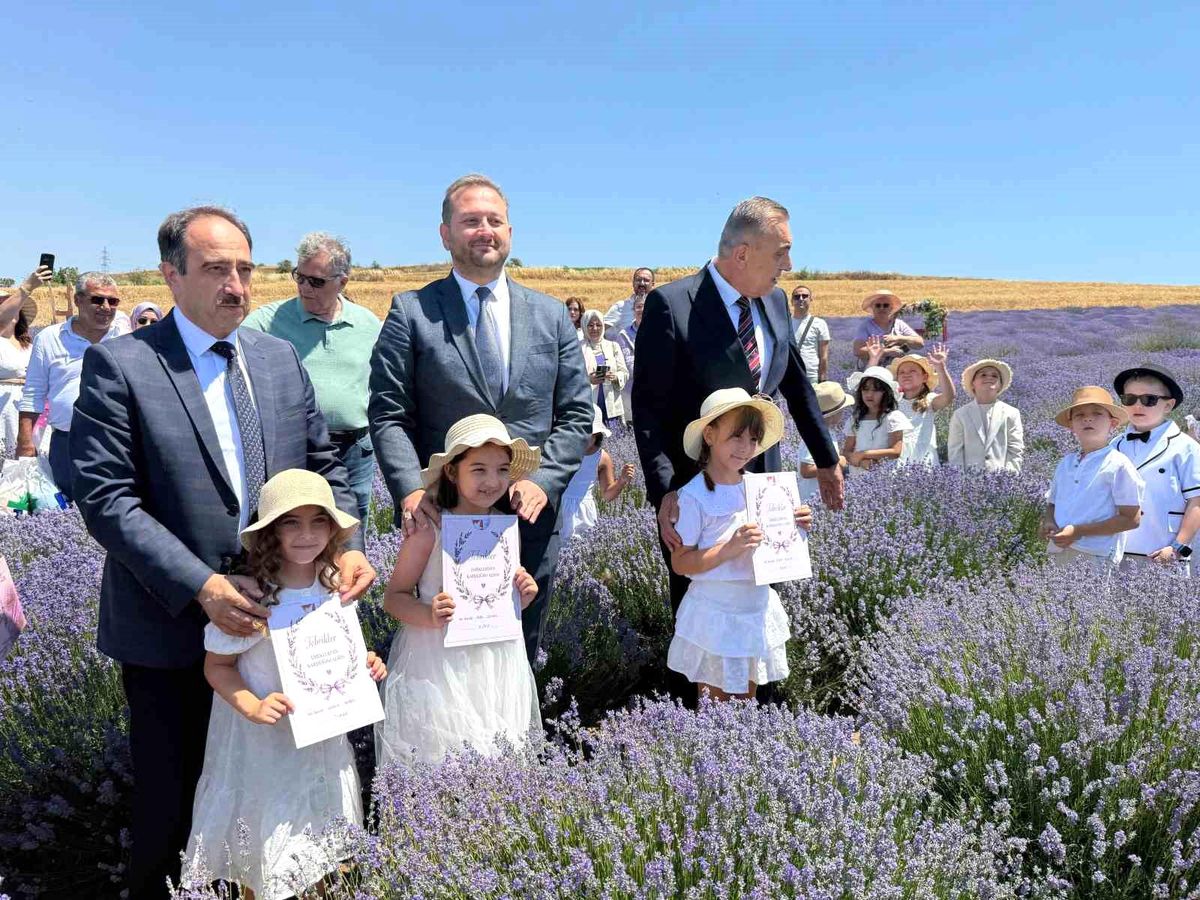 Tekirdağ'da lavanta tarlasında karne dağıtım töreni sırasında öğrencilerin sevinçli anları.
