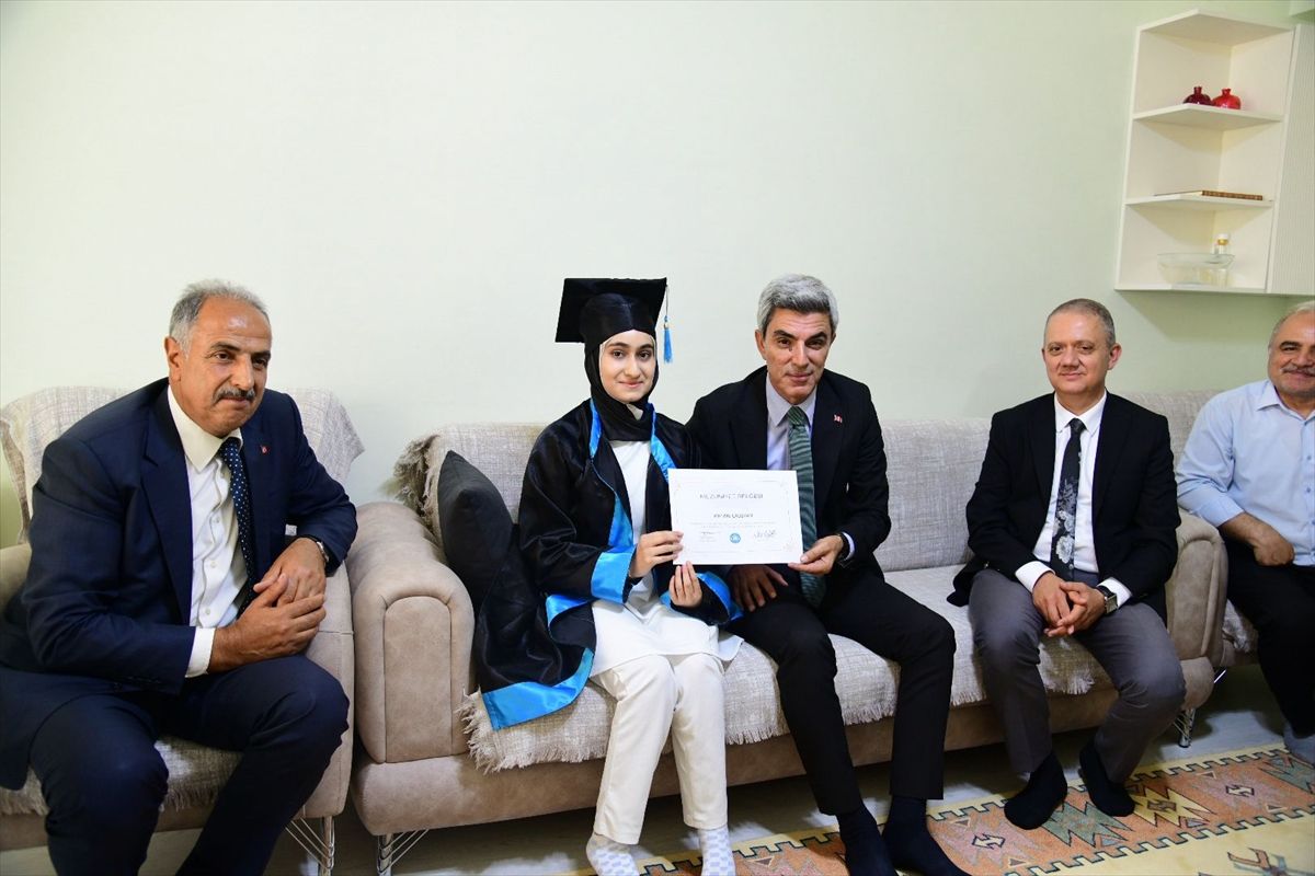 Malatya'da evde eğitim gören öğrenciye karnesi teslim edildi