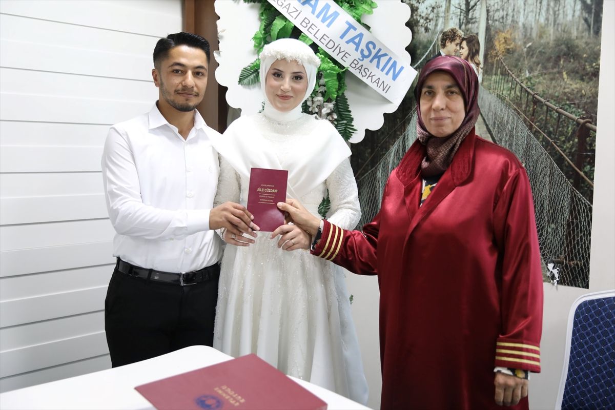 Malatya'da nikah dairesinde '26.06.2026' yoğunluğu yaşandı
