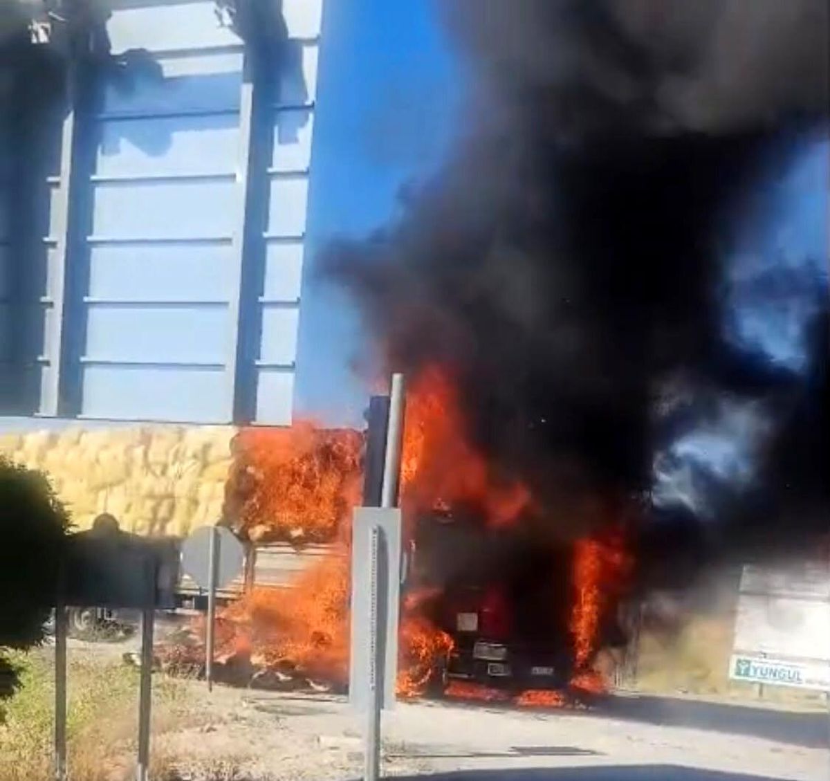 Malatya'da saman yüklü tır alev alev yandı