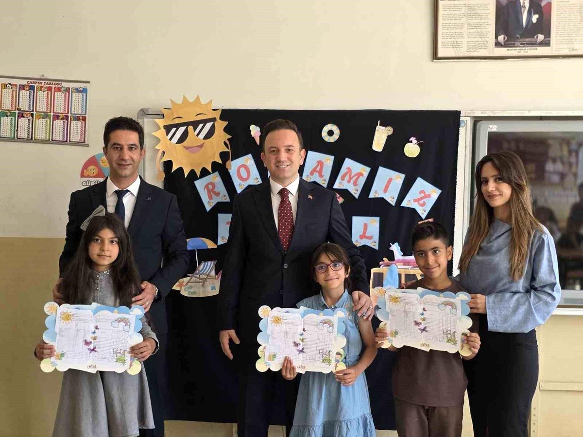 Malazgirt'te öğrenciler karne alırken