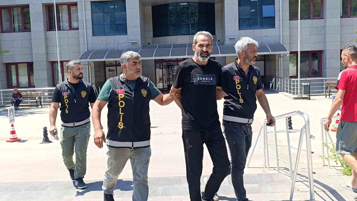 Manavgat'ta 25 yıl hapis cezasıyla aranan hayvan hırsızı jandarma ekiplerince yakalanıyor.
