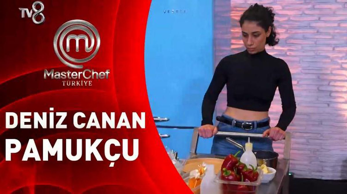 MasterChef Türkiye yarışmacısı Deniz Canan'ın stüdyodaki bir görüntüsü.