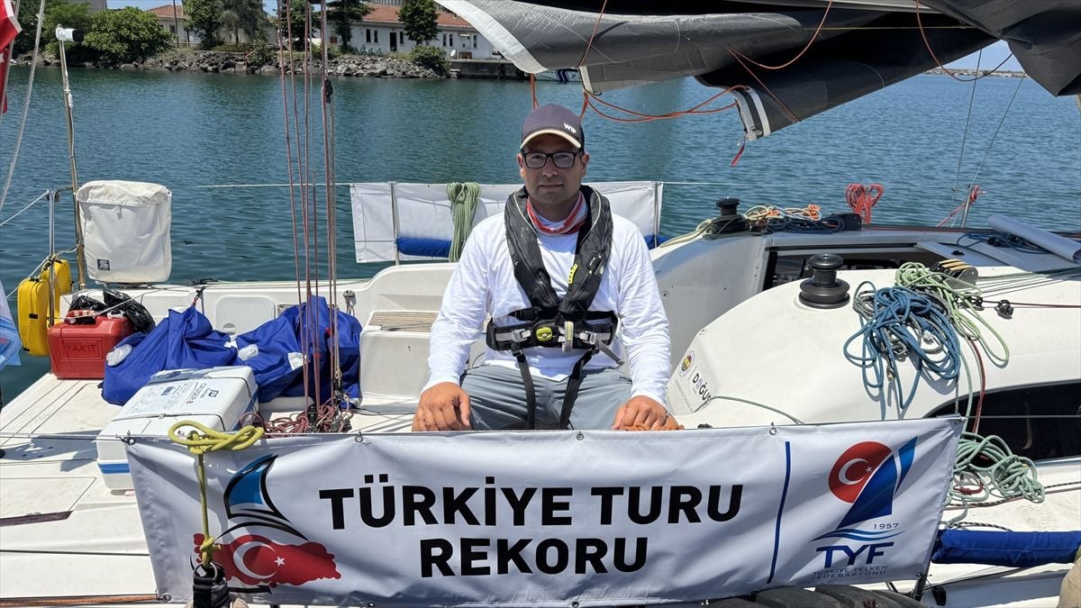Milli yelkenci Doğukan Kandemir, rekor denemesi için Artvin'den denize açıldı