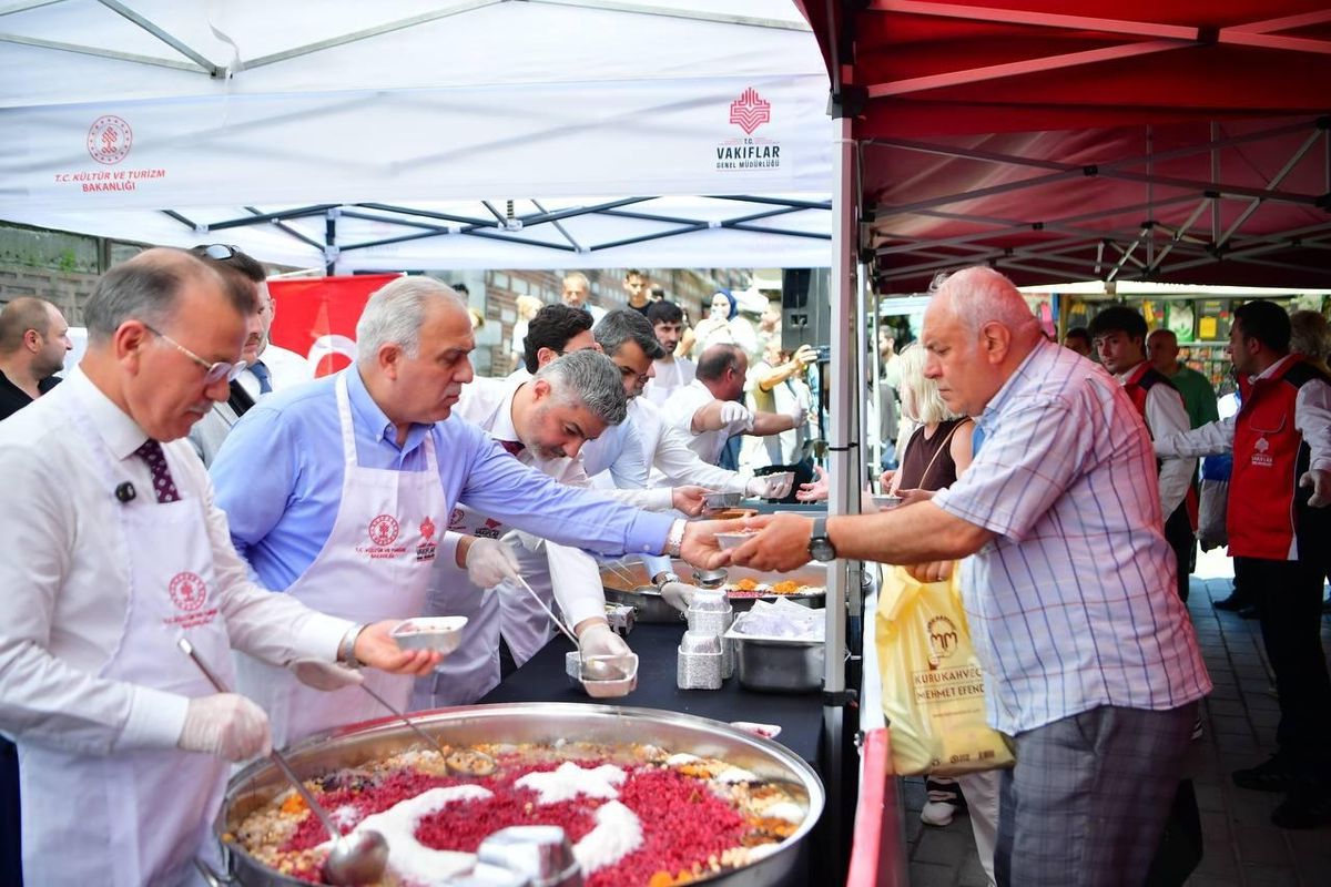 Mısır Çarşısı'nda düzenlenen aşure dağıtım etkinliğinden bir kare