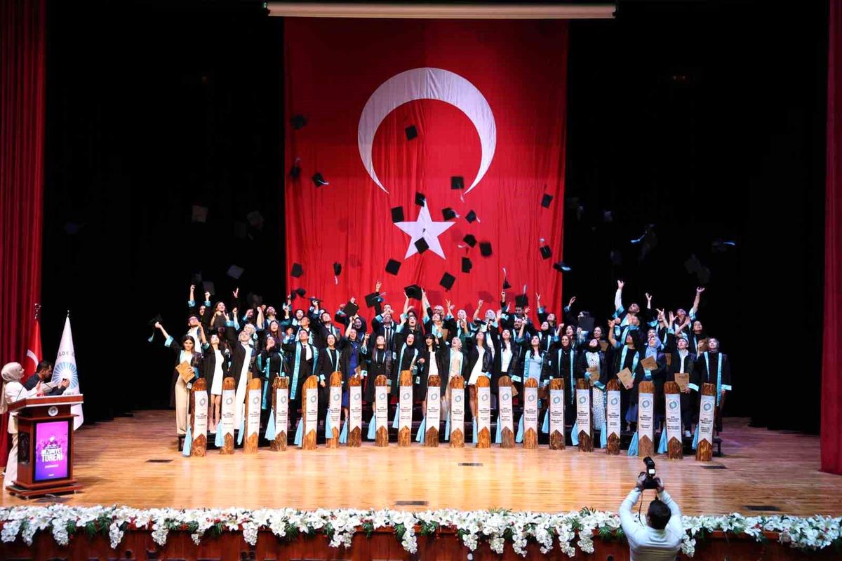 Niğde Ömer Halisdemir Üniversitesi mezuniyet töreninde keplerini atan öğrenciler