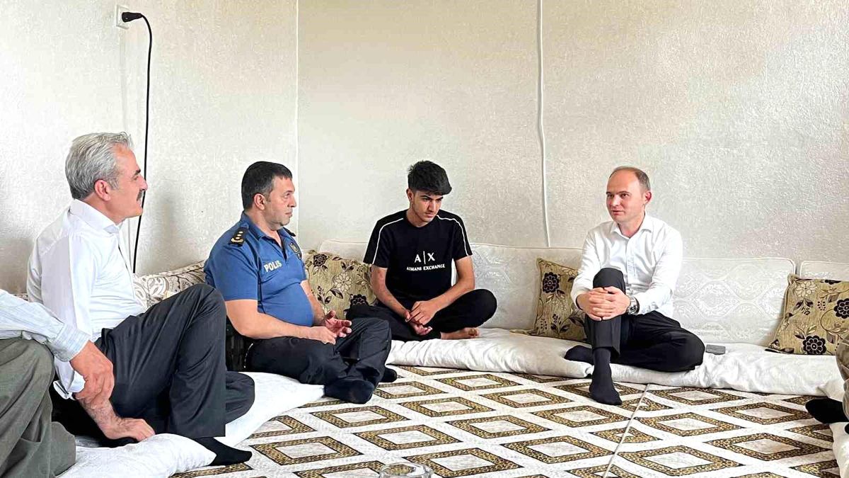 Siverek'te okul saldırısında yaralanan öğrencilere karneleri evlerinde teslim ediliyor.