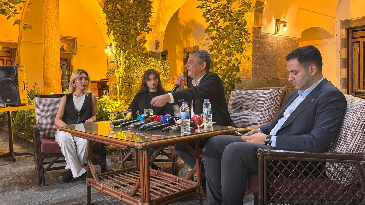 Özgür Özel: Kayyımdan sonra binaları geride bıraktık, yürüyoruz