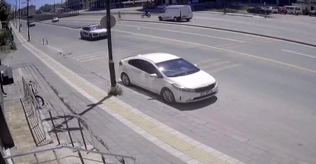Panelvanın çarptığı elektrikli bisiklet sürücüsü ağır yaralandı