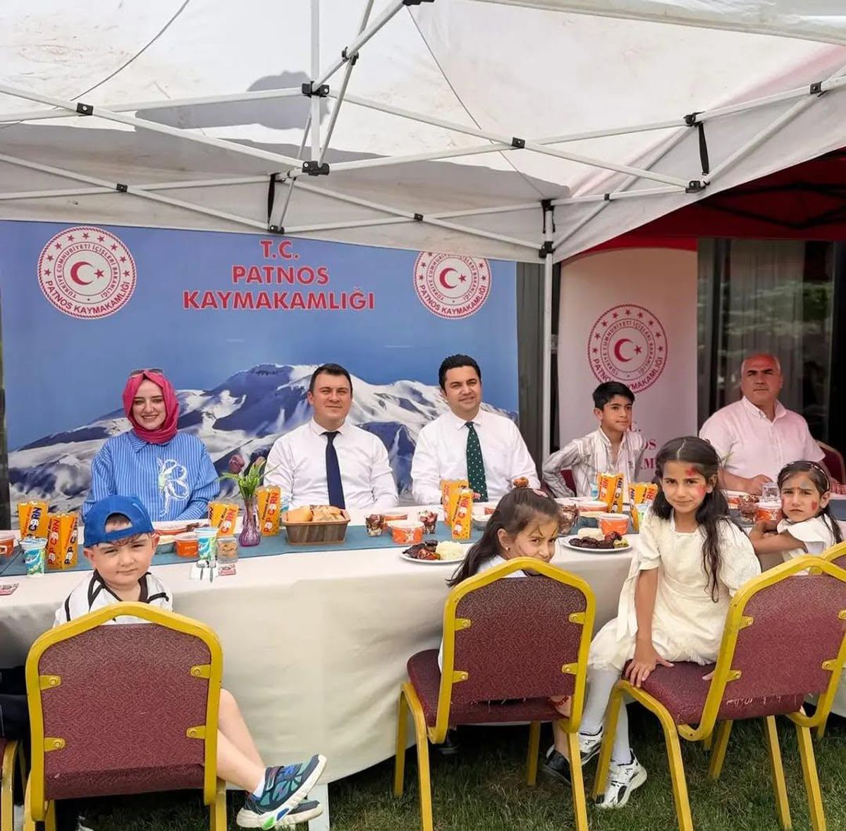 Patnos Kaymakamı Dertlioğlu çocukları evinde ağırladı