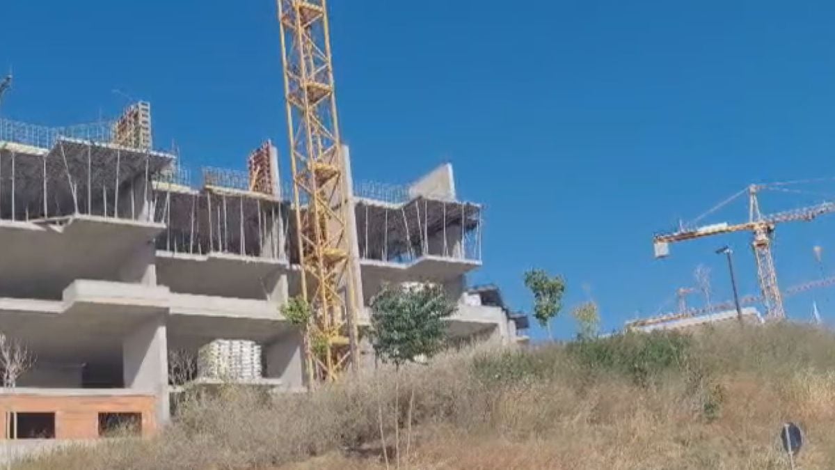 Pendik'te inşaatın 4'üncü katından düşen işçi ağır yaralandı